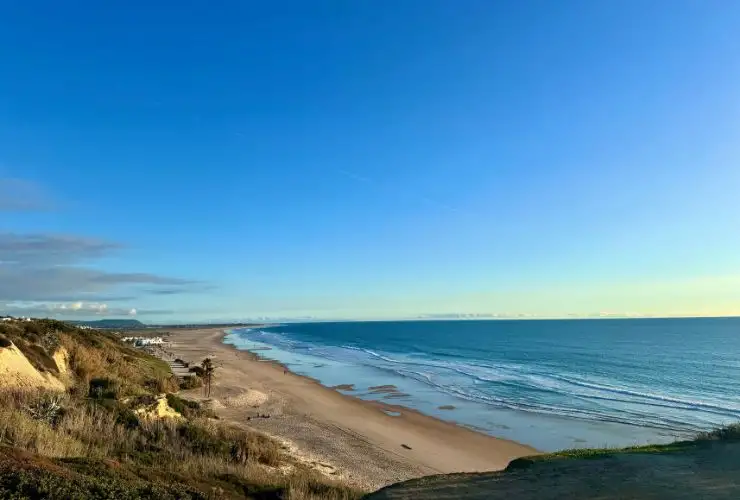 Panoramablick von den Klippen von Conil